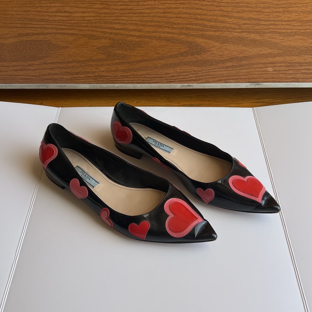 ♥️💌   Rare PRADA Black Patent Leather Flats with Red Heart Appliqués  💌♥️
